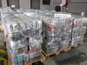 香港海关在一个准备运往菲律宾的４０呎货柜内检获超过２７,０００公斤未列舱单的旧布料。