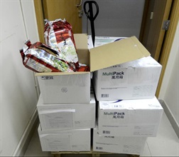 香港海关在一批准备运往英国的邮包内，检获一批伪装为茶叶的走私烟丝。