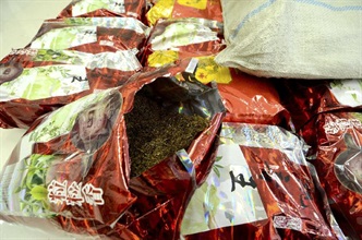 香港海关在一批准备运往英国的邮包内，检获一批伪装为茶叶的走私烟丝。