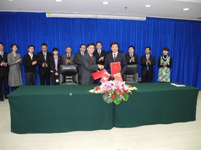 香港海關副關長歐陽可樂（左）在北京與國家質量監督檢驗檢疫總局檢驗監管司司長王新（右）在簽署《消費品安全合作安排》後交換相關文件。