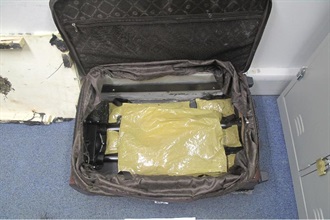 海關在機場檢獲一批藏於行李的安非他命毒品。