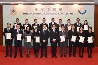 蘇錦樑（前排右五）和鄧忍光（前排左五）與獲頒發世界海關組織嘉許狀的香港海關人員合照。
