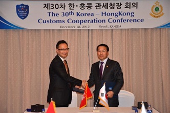 The Commissioner of Hong Kong Customs and Excise, Mr Clement Cheung (left), and the Commissioner of Korea Customs Service, Mr Joo Yung-sup, exchange agreed minutes at the 30th Customs Cooperation Conference in Seoul, Korea today (December 18).