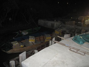 香港海关昨日（十二月十七日）在流浮山破获一宗海上走私案件。图示行动中检获的电子产品及木船。