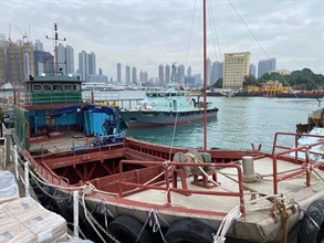 香港海关今日（一月二十一日）在香港西面水域进行反走私行动，侦破一宗涉嫌利用货船走私的案件，检获约六十吨怀疑走私冻肉，估计市值约一千二百万元。图示涉嫌用作走私冻肉的货船。