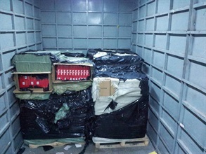 海关于落马洲管制站一辆跨境货柜车上检获大批私烟。