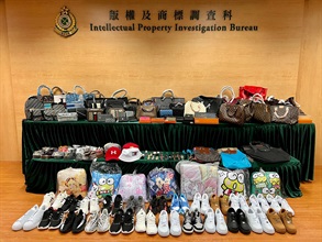 香港海关昨日（一月二十日）在旺角采取特别行动，打击售卖冒牌物品活动，检获约六千一百件怀疑冒牌物品，估计市值约一百九十万元。图示部分检获的怀疑冒牌物品。