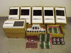 The Customs and Excise Department and the Marine Police yesterday (December 6) jointly conducted an anti-smuggling operation in Starling Inlet, Sha Tau Kok. Photo shows the goods seized in the operation including tablet computers, mobile phones and computer memory drives.