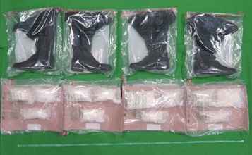 香港海关四月四日在香港国际机场检获约五公斤怀疑氯胺酮，估计市值约二百五十万元。图示检获的怀疑氯胺酮及用作收藏毒品的长靴。