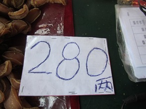 在其中一宗案件，纸牌上原有标示中文重量单位「两」。