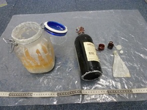 玻璃酒樽内发现怀疑液态可卡因毒品。
