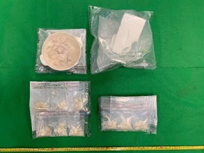 香港海關昨日（四月二十二日）在元朗檢獲約一公斤懷疑可卡因及約二百二十五克懷疑霹靂可卡因，估計市值共約一百四十萬元。