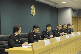 The Commissioner of Customs and Excise, Mr Clement Cheung (centre), today (January 19) reviews work of the Customs and Excise Department in 2011 with other directorate officers.