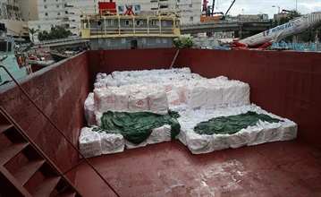 香港海关昨日（五月七日）在龙鼓洲对开海面侦破一宗涉嫌利用趸船走私的案件，检获约一百四十四公吨怀疑走私冻肉，估计市值约五百万元。图示在趸船上检获的怀疑走私冻肉。