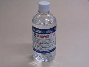 Hong Kong Customs yesterday (May 27) arrested a director of a pharmacy suspected of supplying disinfectant alcohol with false claims on its ethanol content and net volume. Customs appeals to traders to remove the disinfectant alcohol from shelves. Photo shows the disinfectant alcohol.