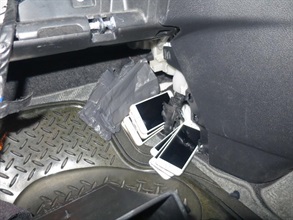 海关于私家车车厢仪表板底部发现的智能电话。