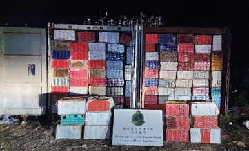 Hong Kong Customs yesterday (June 1) uncovered an illicit cigarette storage point in Tung Chung and seized about 2 million suspected illicit cigarettes with an estimated market value of about $5.4 million and a duty potential of about $3.8 million. Photo shows the suspected illicit cigarettes concealed inside two abandoned containers.