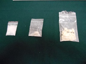 海关检获的怀疑可卡因毒品（右）及怀疑冰毒（中及左）。