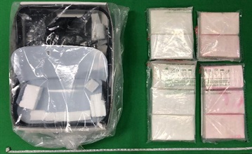 香港海关六月一日在香港国际机场检获约十公斤怀疑可卡因，估计市值约一千一百万元。图示检获的怀疑可卡因及其中一张用作收藏毒品的未经组装办公室椅子。