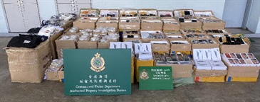 香港海关六月十三日于文锦渡管制站检获约三千三百件怀疑冒牌物品，估计市值约三百二十万元。