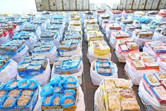香港海关自今年初起采取一连串执法行动，重点打击香港西部水域走私冻肉活动，并于五月初至今进行代号「扫雷」的特别行动，以加强执法力度。截至六月十七日，海关今年已侦破二十三宗海上走私冻肉案件，检获约二千五百公吨怀疑走私冻肉，包括牛肉、鸡脚及猪手等，估计市值约九千万元。以数量计，今年至今的检获量已超越过去十一年的总和。图示部分检获的怀疑走私冻肉。