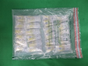 香港海关七月八日在落马洲管制站检获约一公斤怀疑可卡因，估计市值约一百一十万元。图示检获的怀疑可卡因。
