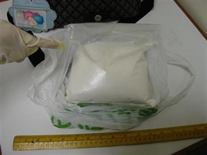 图示香港海关人员昨日（十二月四日）在文锦渡管制站从一名二十七岁入境女子的皮包内所检获约重一公斤的「氯胺酮」毒品，市值约十七万三千元。