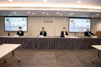 港口及海域科人员(左一)向香港总商会船务及运输委员会介绍「中转易」。