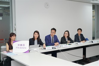 港口及海域科人员(左二)向香港工业总会及越南商会会员介绍「中转易」。