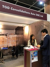 PMC officer introduces the FTA Scheme to a Hong Kong-based wine company at the fair.