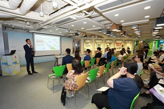港口及海域科人员向香港物流协会会员介绍「中转易」。