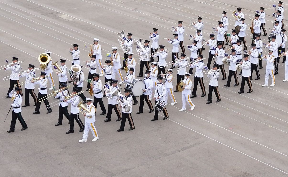 升旗儀式首先由紀律部隊聯合樂隊（包括香港警務處、香港海關、入境事務處及香港懲教署）進行軍樂操。