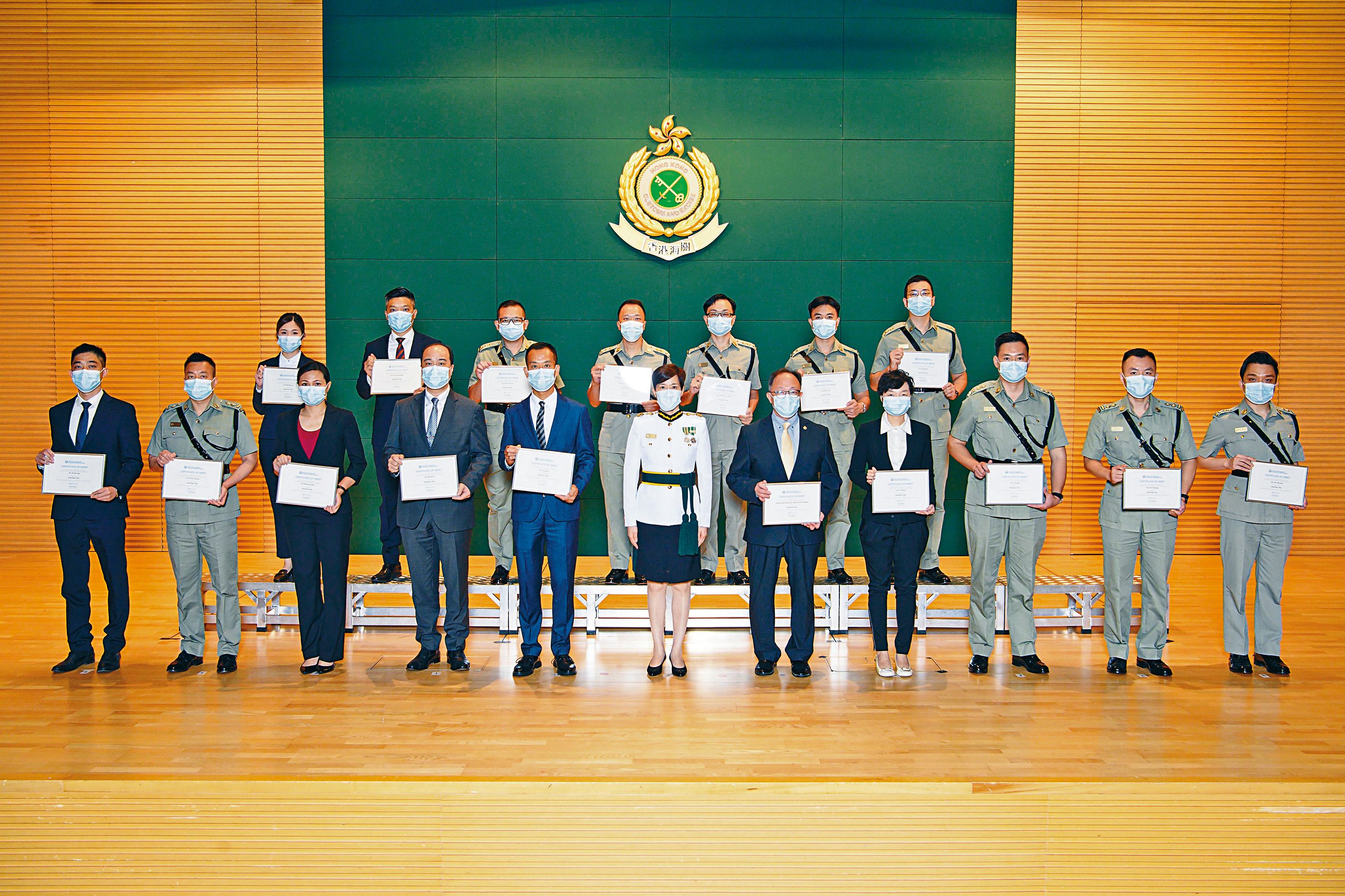 香港海關關長何珮珊（前排中）頒發2022年世界海關組織嘉許狀予得獎者。