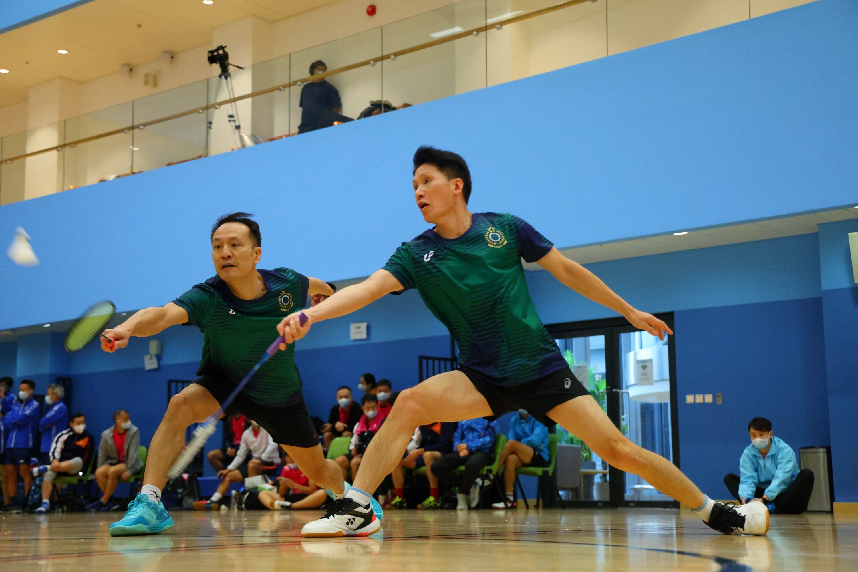 海關助理關長 (情報及調查) 胡偉軍 (右) 及助理監督唐雯龍代表海關羽毛球隊參加比賽。