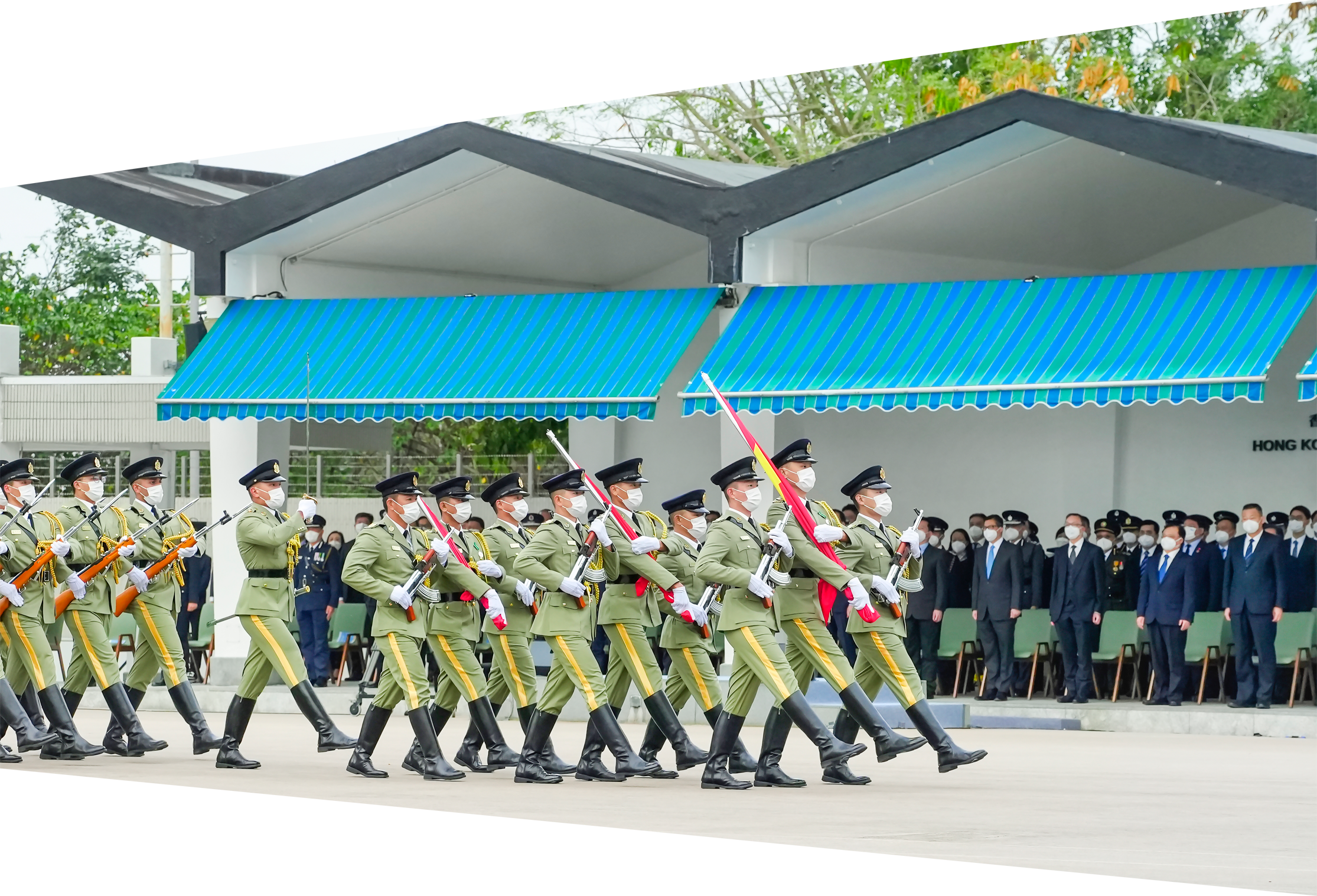 護旗方隊以中式步操進場。