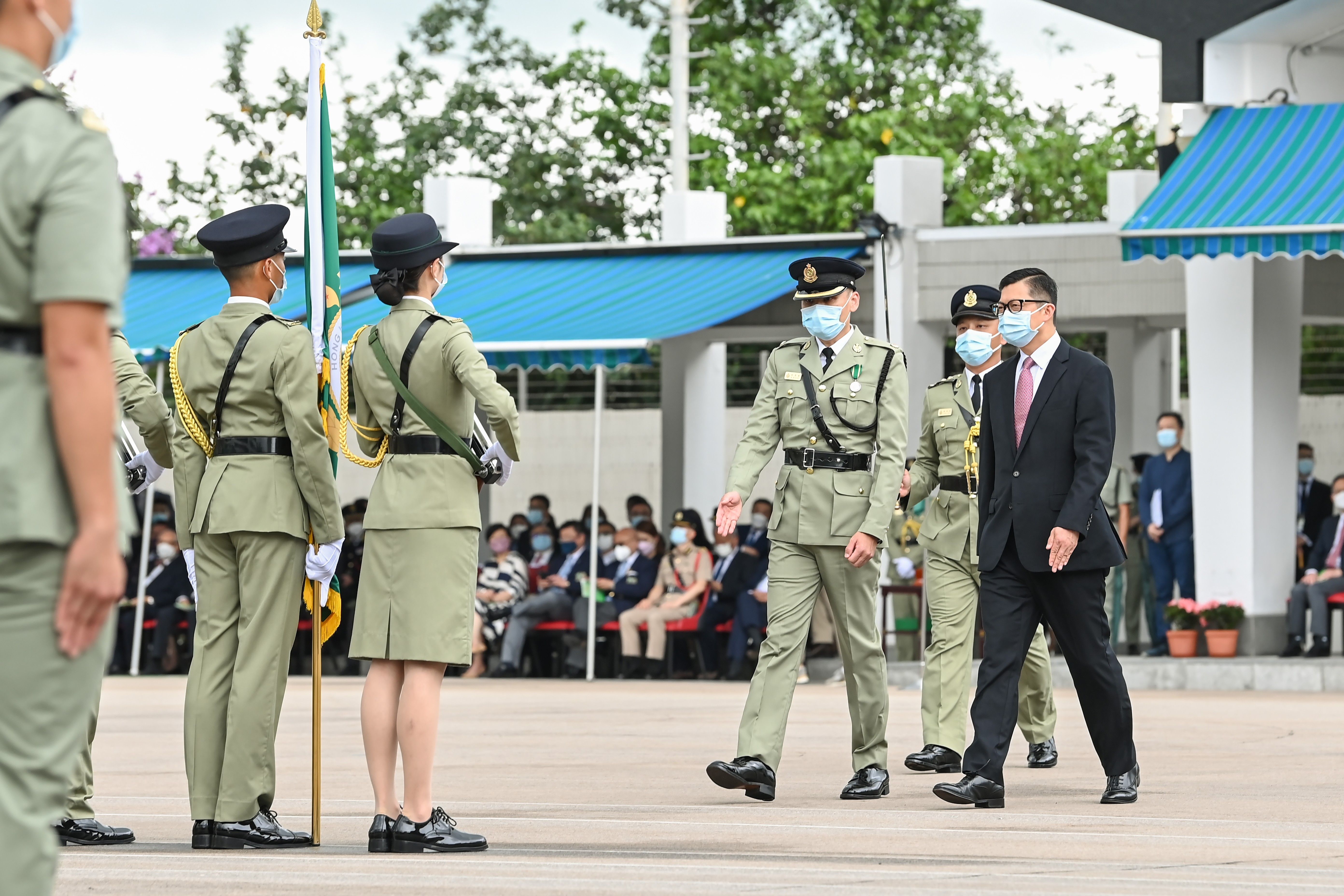 保安局局長鄧炳強在二○二二年六月舉行的結業會操中檢閱見習關員。