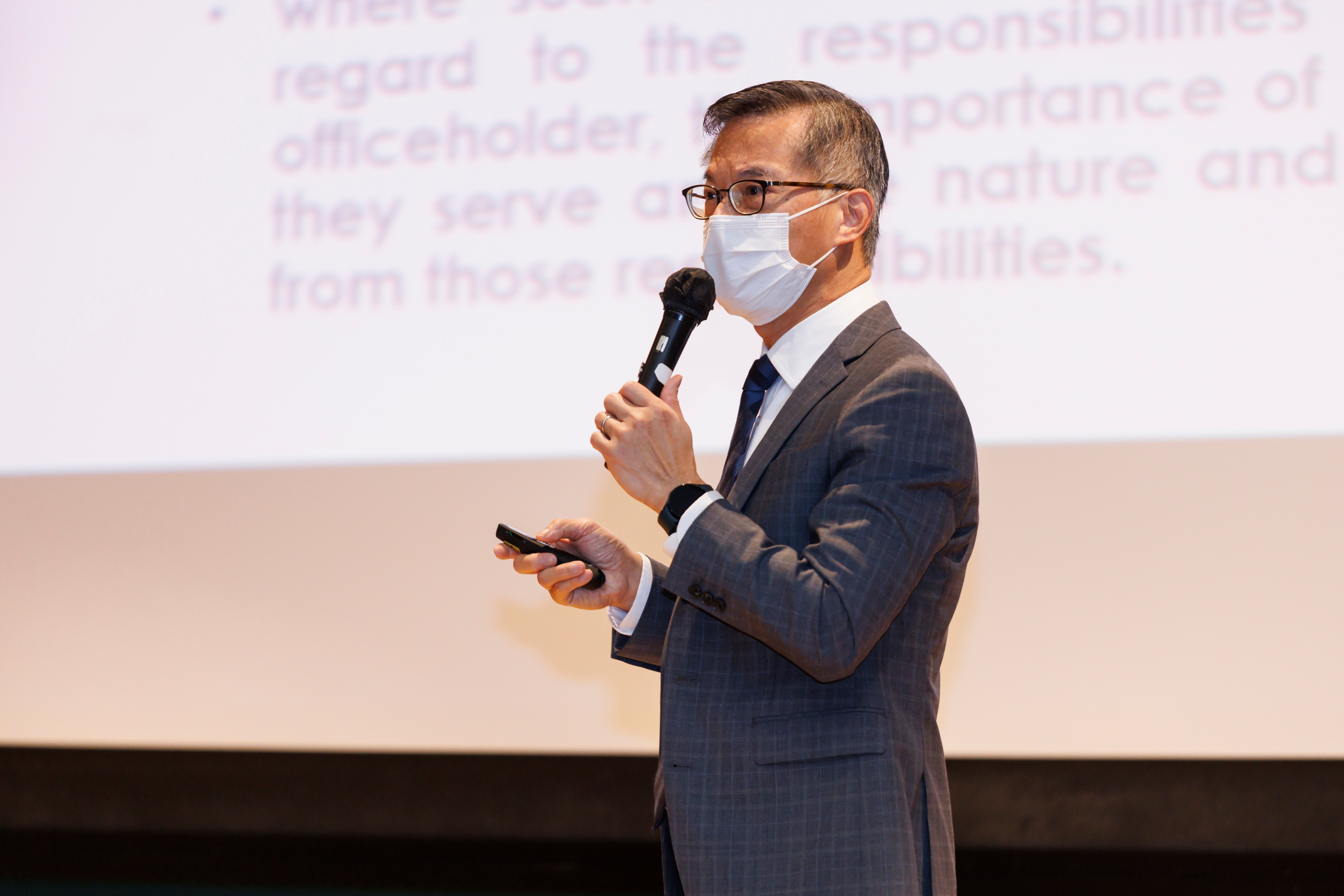 二○二二年十一月八日，部門邀請到廉政公署副廉政專員兼執行處首長丘樹春與一眾海關同事分享他對「誠信領導及管理」方面的寶貴經驗及見解。