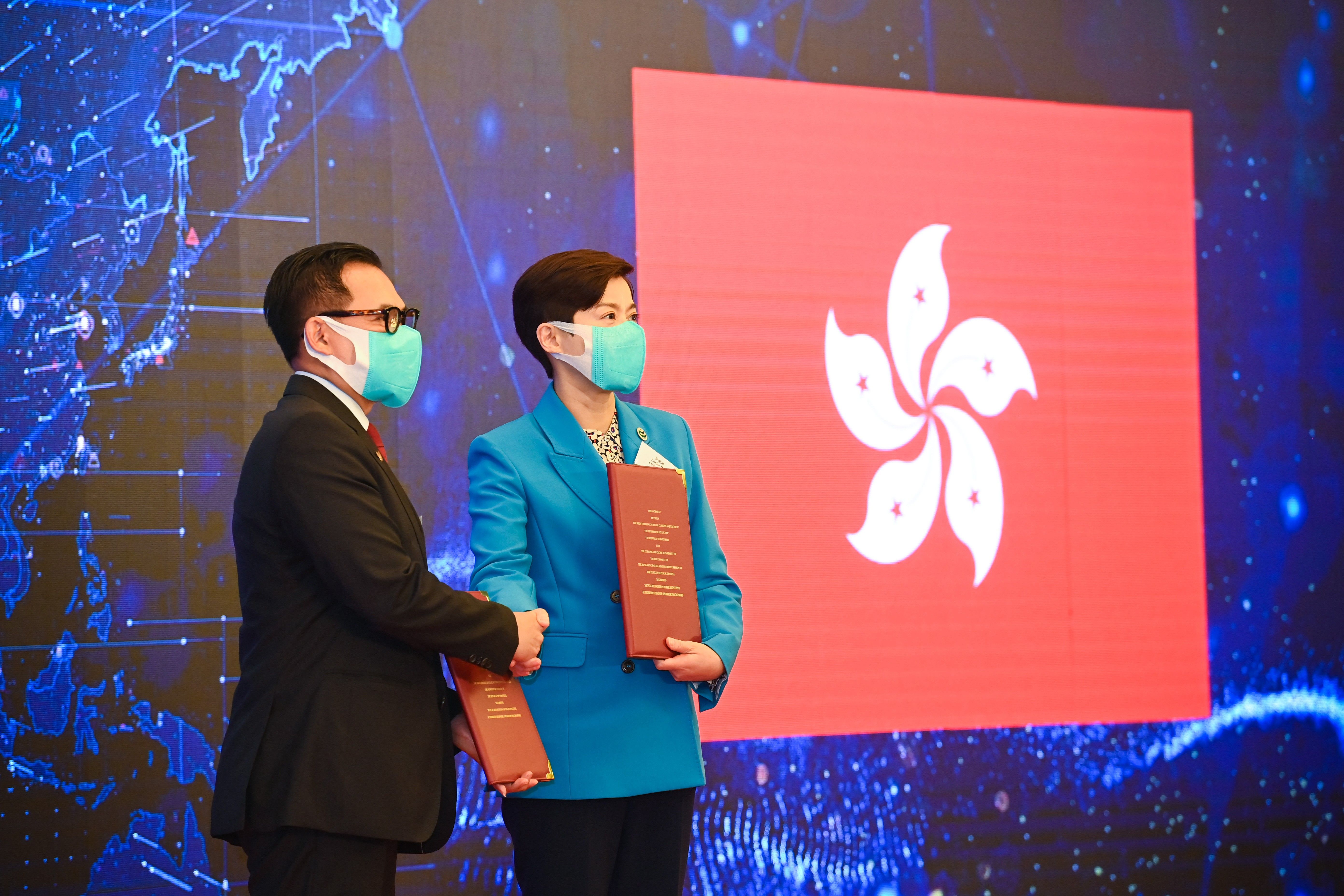 香港海關關長何珮珊 (右) 與印尼駐港總領事Ricky Suhendar (左) 交換香港與印尼AEO互認安排簽署文本。