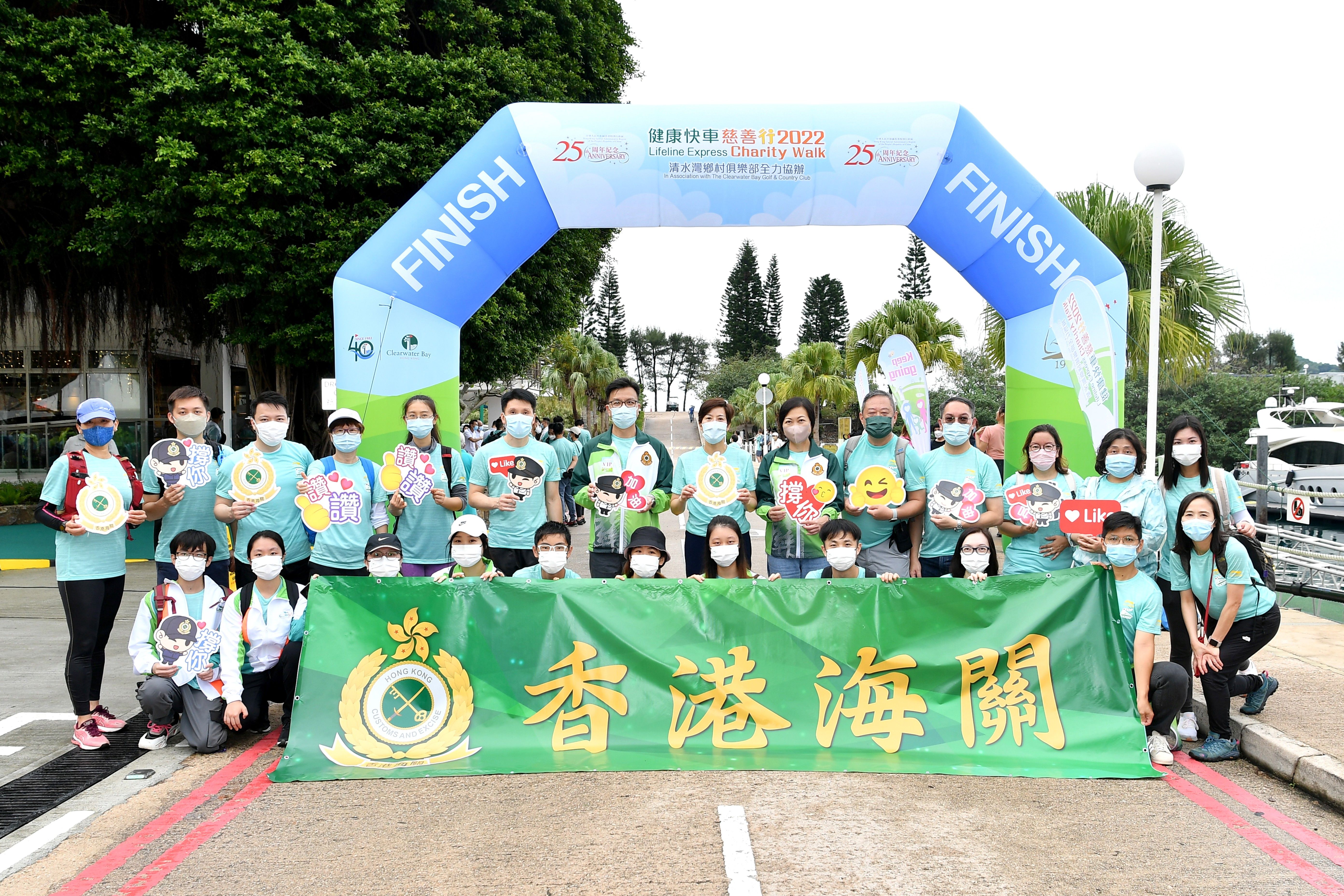 海關同事為「健康快車」內地防盲治盲工作籌款。