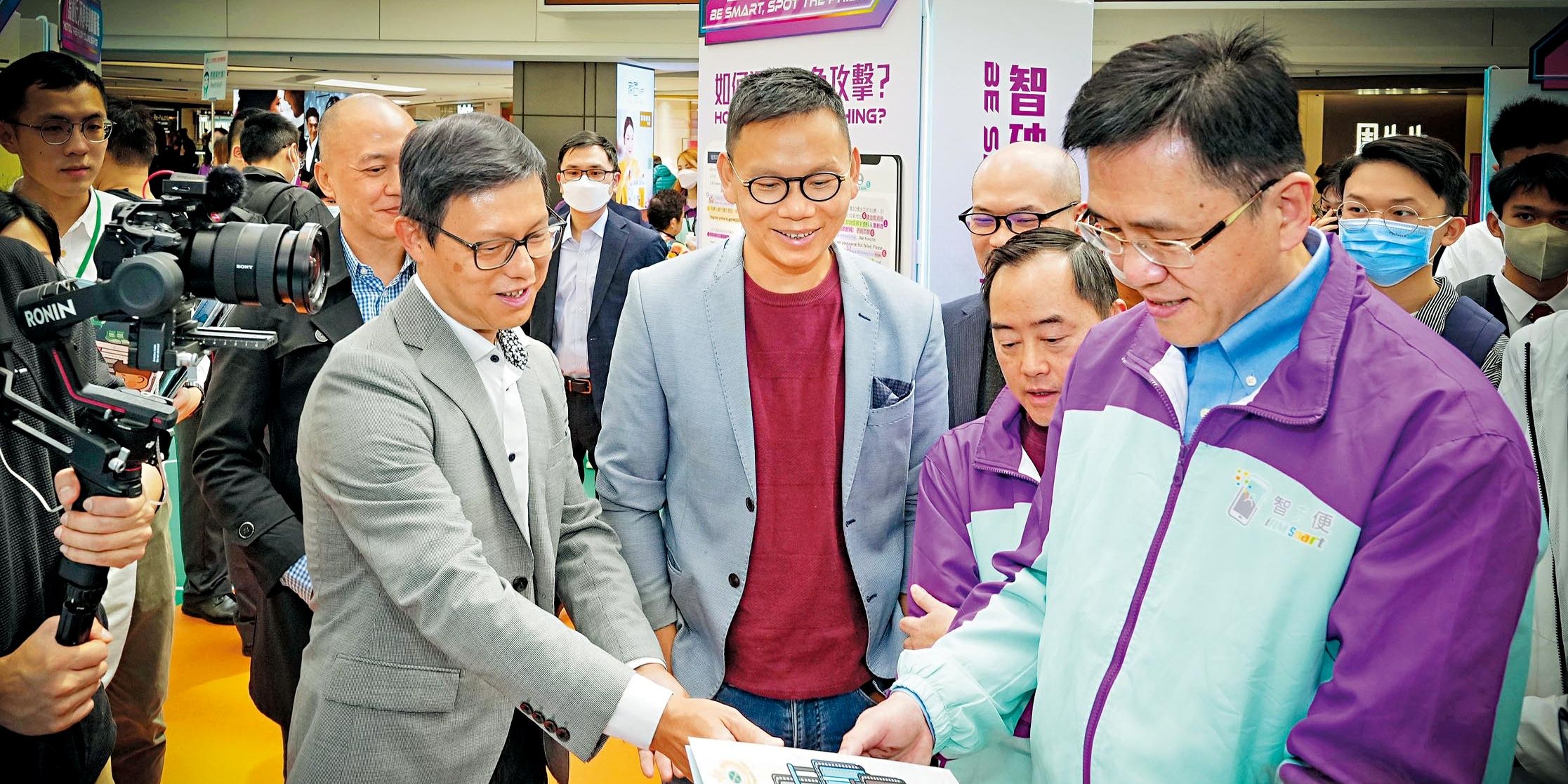 "Customs Virtual Robotic Ambassador" debuted in Smart City Roving Exhibition