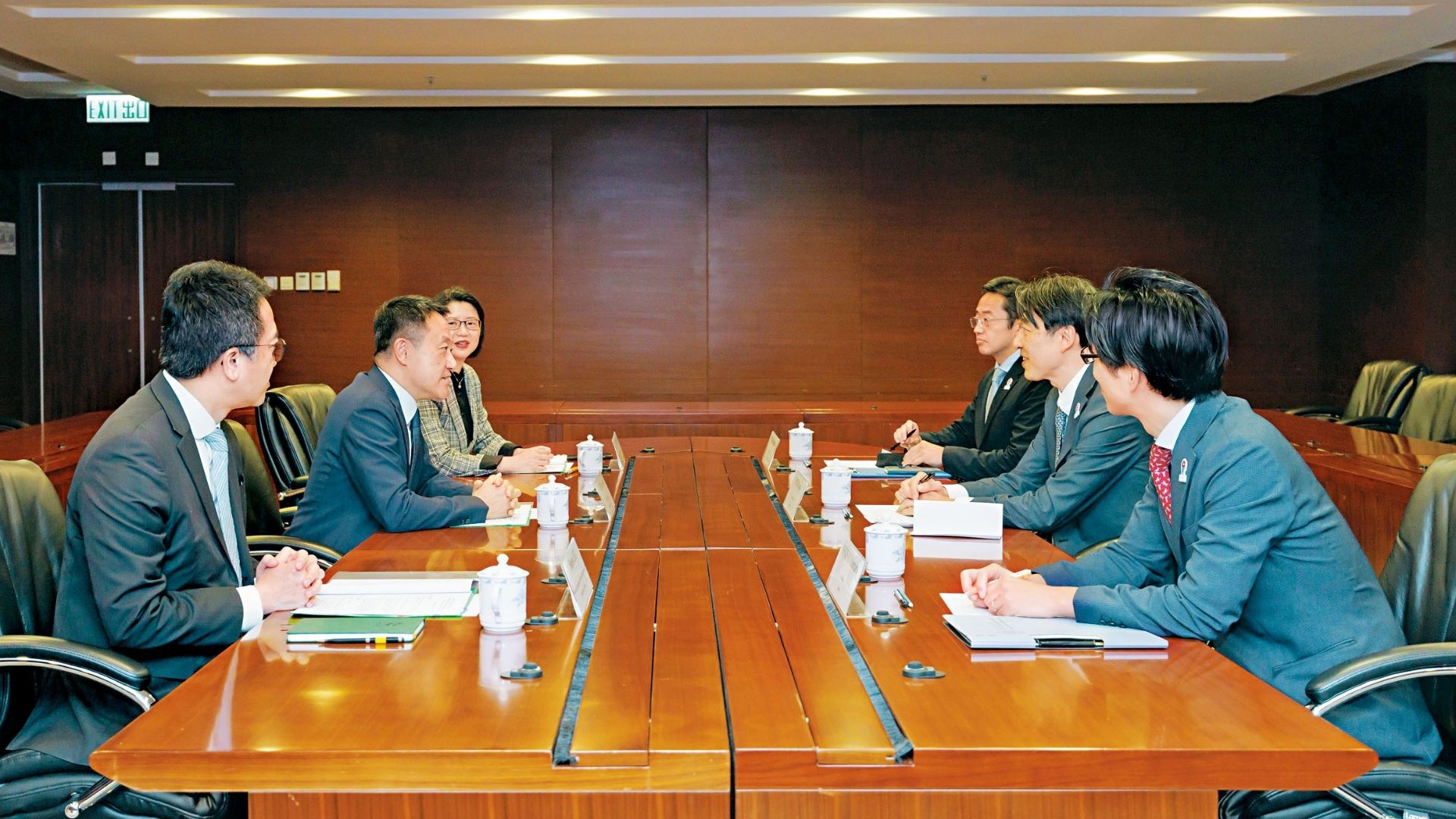 Consul-General of Japan in Hong Kong pays courtesy visit to Commissioner of Customs and Excise