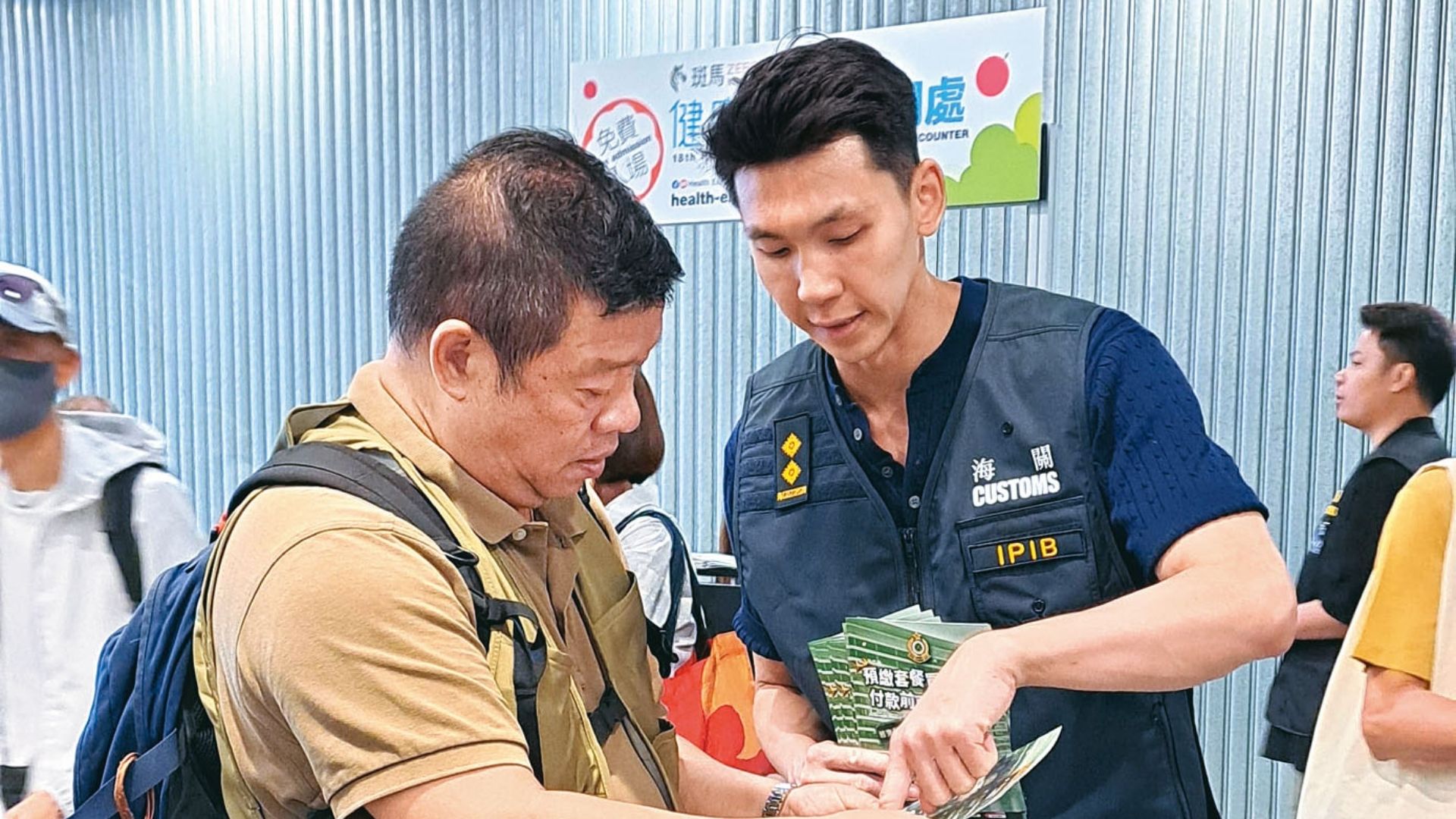 Customs publicity team promotes “Smart Spending” in various exhibitions