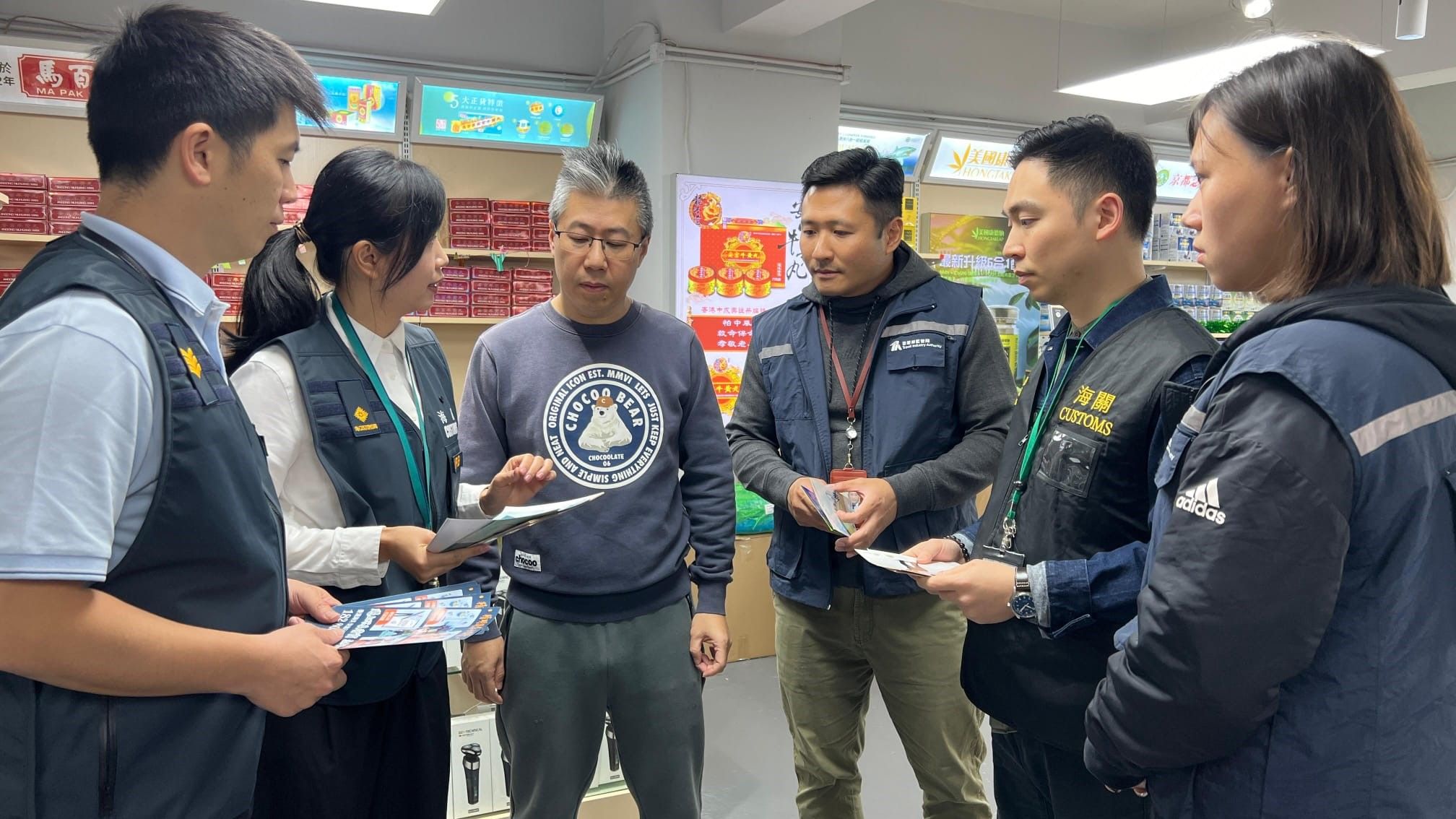Hong Kong Customs and Travel Industry Authority step up patrols at shopping areas on New Year’s Eve