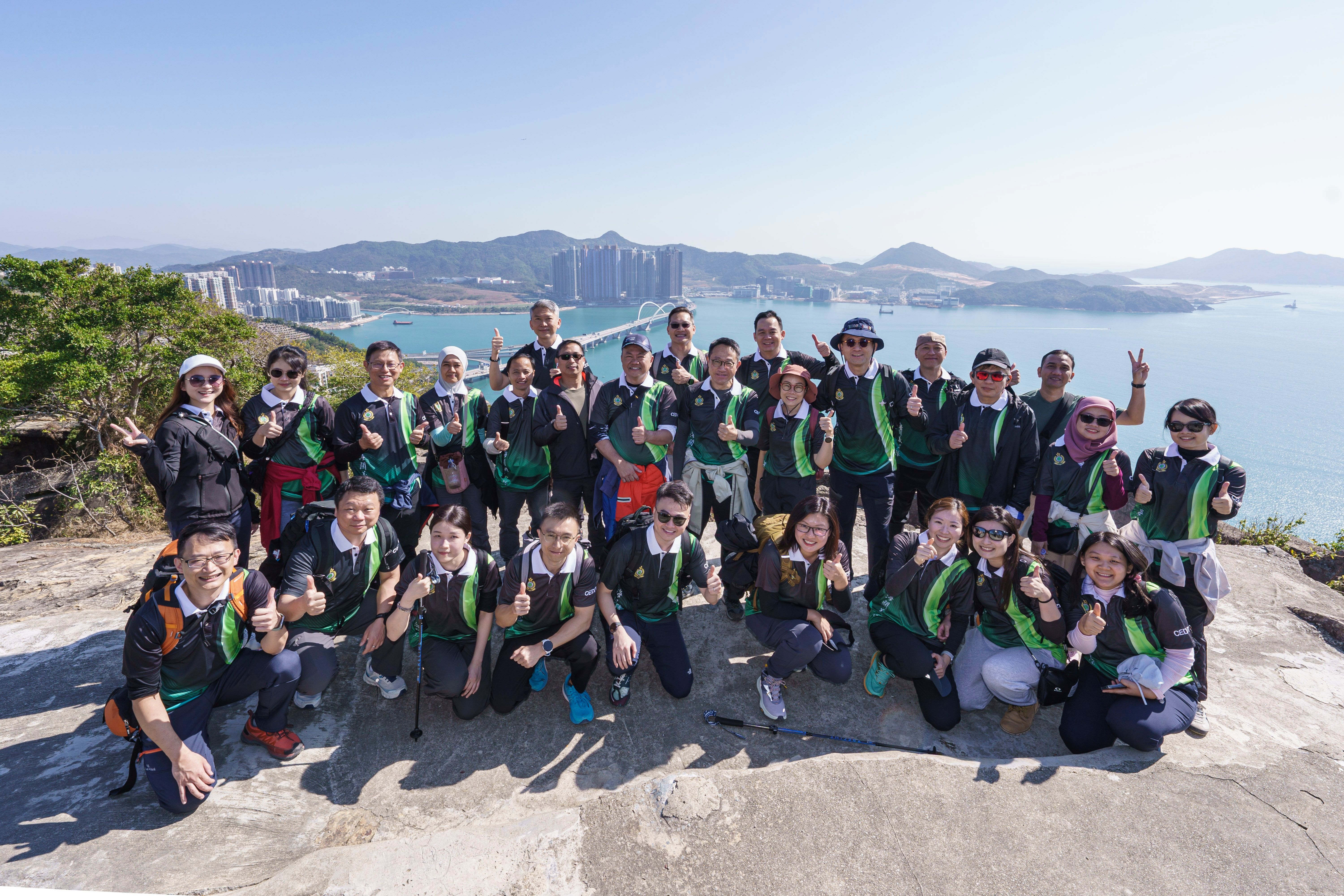 Commissioner and Consuls-General of ASEAN Member States in Hong Kong join hands to clean up countryside