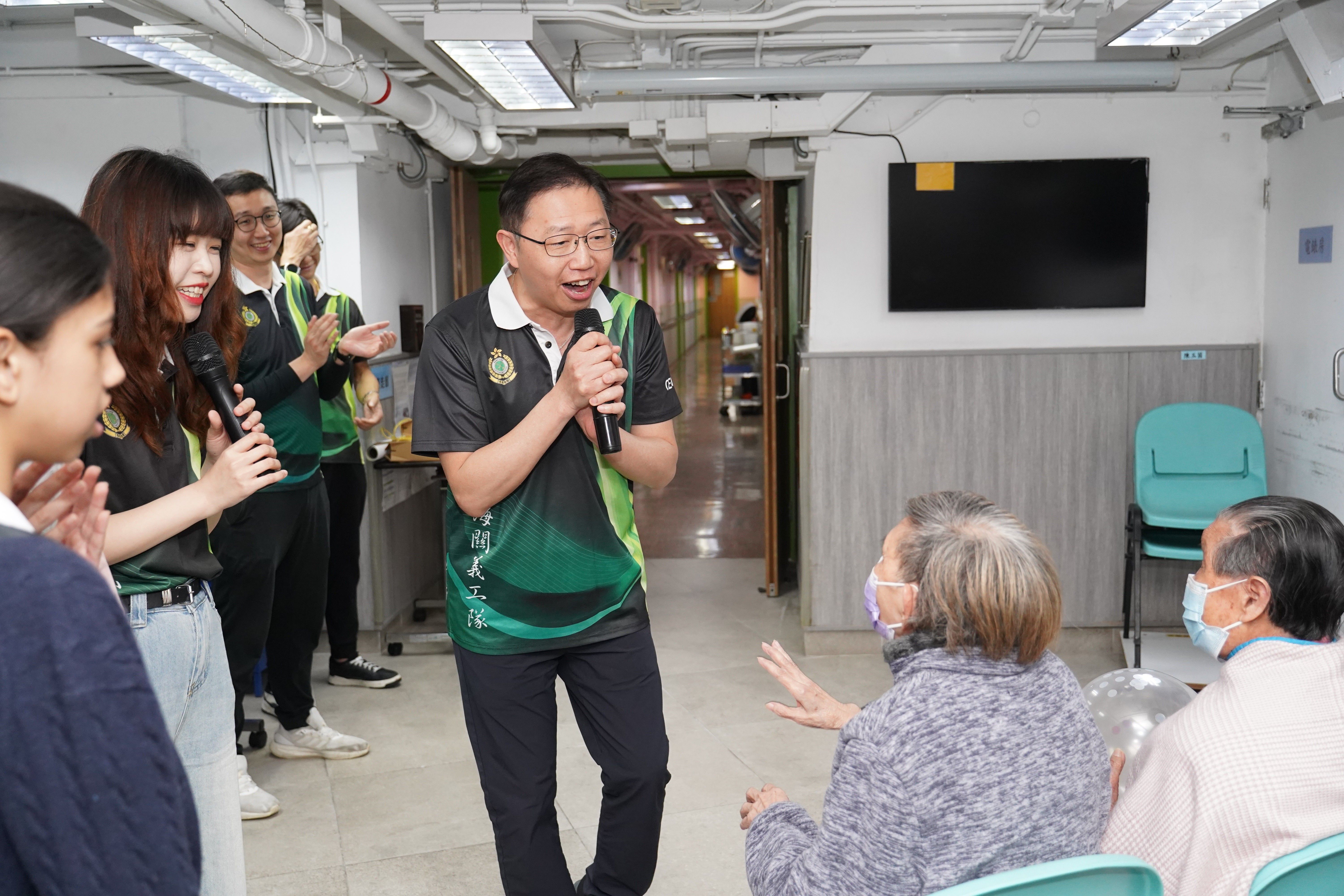 C&ED Volunteer Team visits elderly home