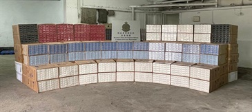 香港海關今日（五月十四日）在上水搗破一個懷疑私煙貯存倉庫，檢獲約二百四十萬支懷疑私煙，估計市值約六百六十萬元，應課稅值約四百六十萬元。圖示部分檢獲的懷疑私煙。