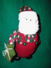 一款发声圣诞老人玩具既然没有电池安全使用指示，亦没有生产商标记/识别标记。