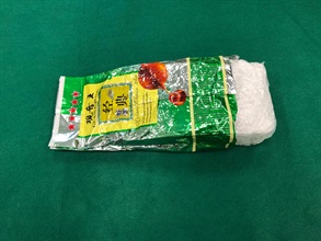 香港海關昨日（一月十三日）在長沙灣檢獲約六點五公斤懷疑海洛英及約十一公斤懷疑冰毒，估計市值共約一千六百萬元。圖示收藏於茶葉包裝袋的懷疑冰毒。