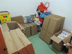 Hong Kong Customs smashes a suspected illicit cigarette storehouse and seizes suspected illicit cigarettes.