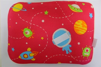 香港海关今日（八月十日）公布一项就婴儿头枕进行的安全测试结果，发现一款婴儿头枕的塑化剂含量超出《玩具及儿童产品安全条例》及其附属法例规定的上限四点三倍。图示该款怀疑不安全的婴儿头枕。